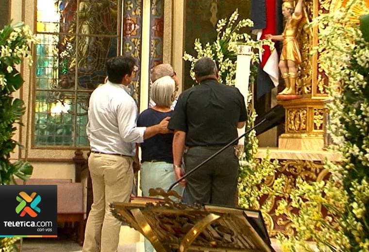 Carlos Alvarado fue a visitar a la virgen de la Basílica de Los Ángeles
