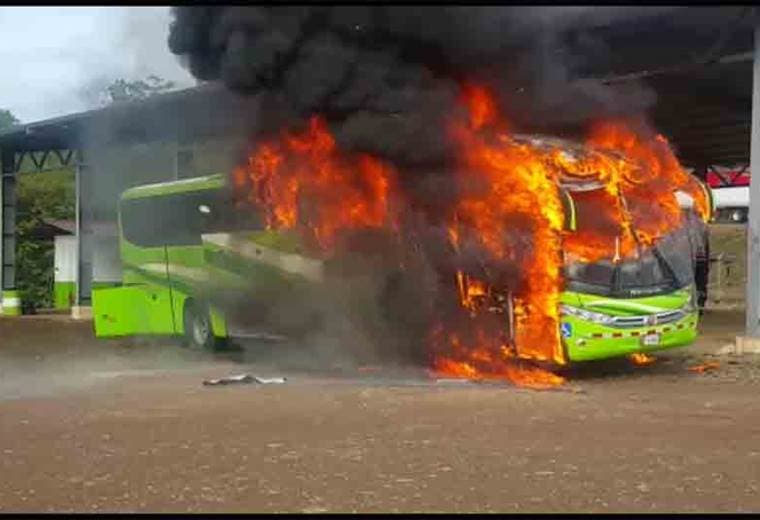 Fuego en autobús empresa DELDU