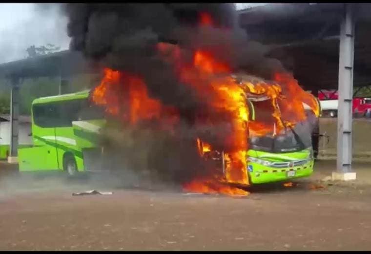 Fuego en autobús empresa DELDU