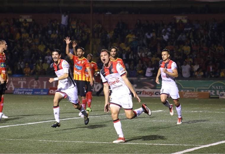 Kenner Gutiérrez anotó el primer gol de los manudos en el Rosabal Cordero. Cortesía prensa LDA