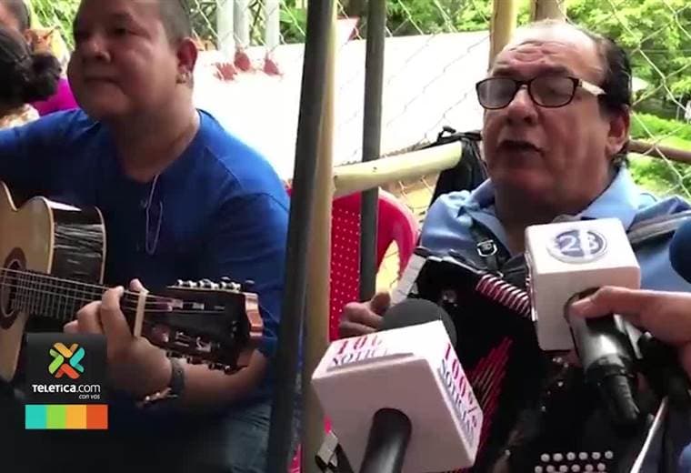 Carlos Mejía Godoy canta en las afueras de una cárcel de Managua