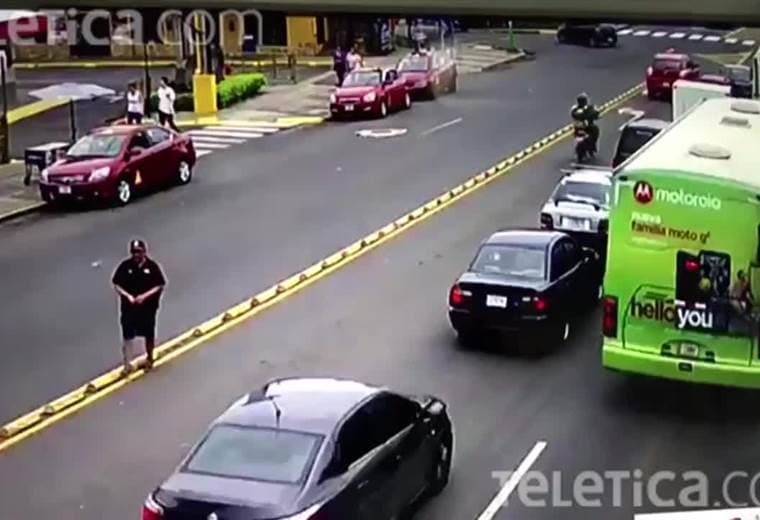 Mujer es atropellada por carro en Desamparados