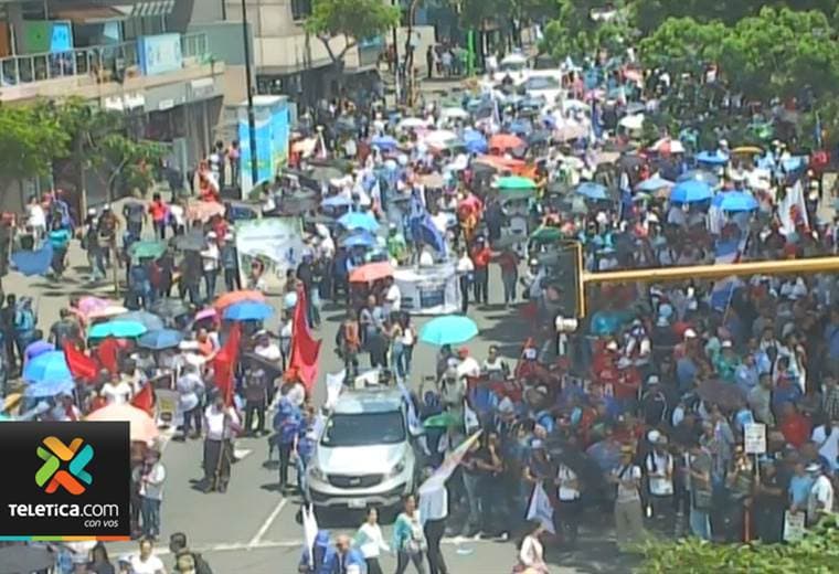 Clases suspendidas, citas perdidas, bloqueos en carretera y línea férrea tras huelga de este lunes