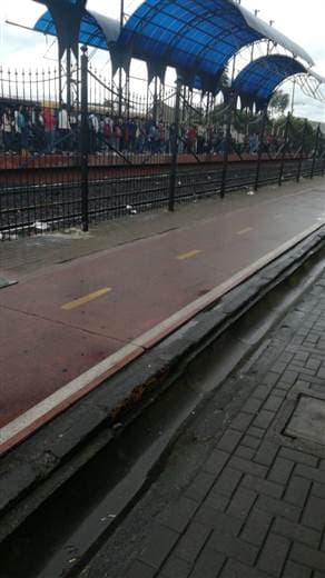 Manifestantes provocan bloqueos y atrasos en servicios de trenes