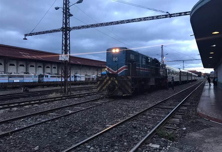 Manifestantes provocan bloqueos y atrasos en servicios de trenes