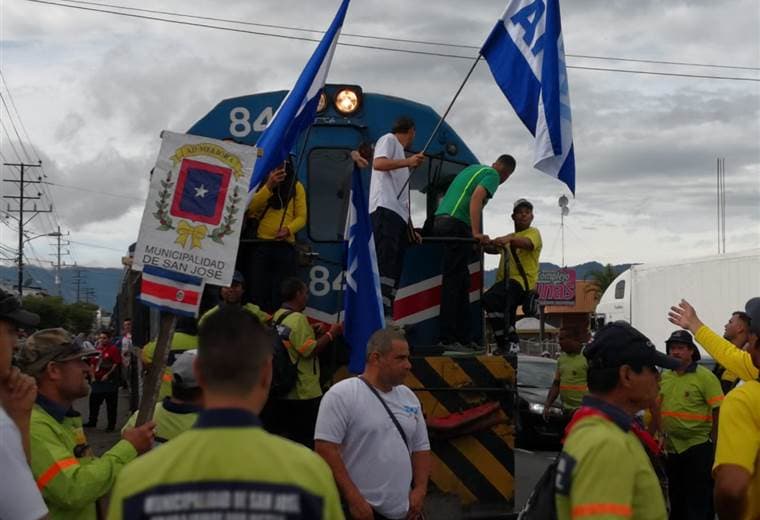Manifestantes provocan bloqueos y atrasos en servicios de trenes
