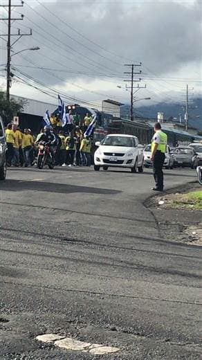 Manifestantes provocan bloqueos y atrasos en servicios de trenes