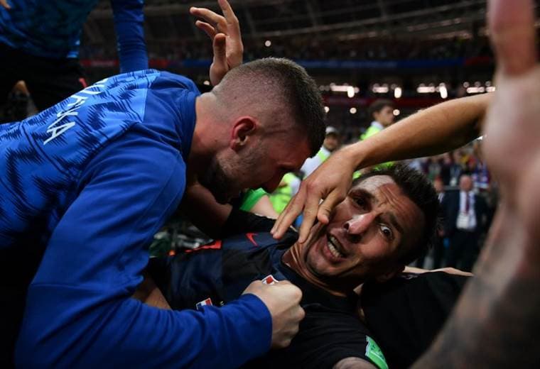 Mario Mandzukic celebró su gol junto a un fotógrafo. AFP