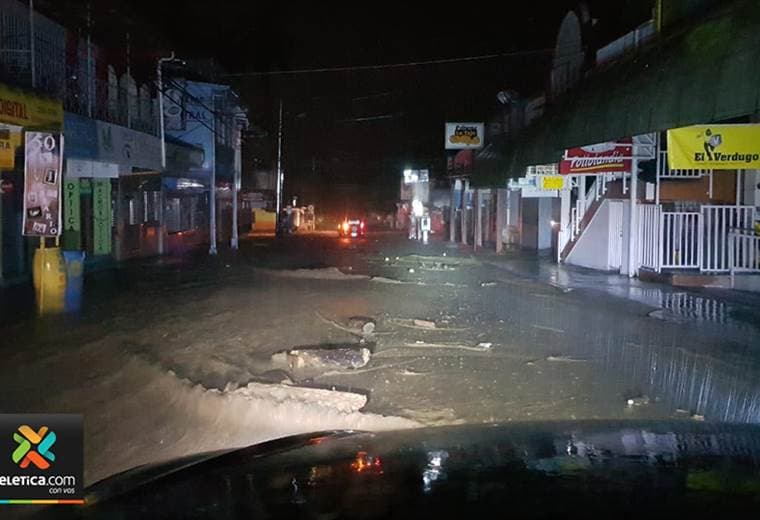 Cantón de Turrialba sin luz, con inundaciones y derrumbes en varios sectores tras intensa lluvia