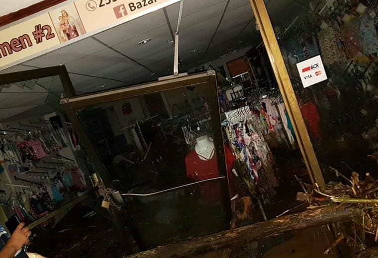 Cantón de Turrialba sin luz, con inundaciones y derrumbes en varios sectores tras intensa lluvia