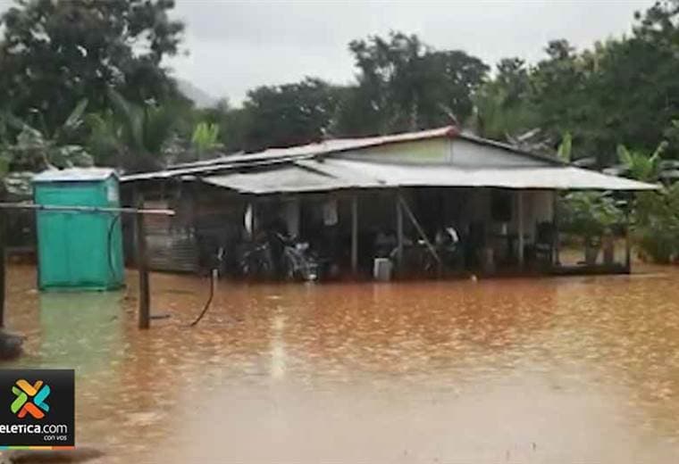 20 familias sufrieron por las inundaciones en Palmar sur