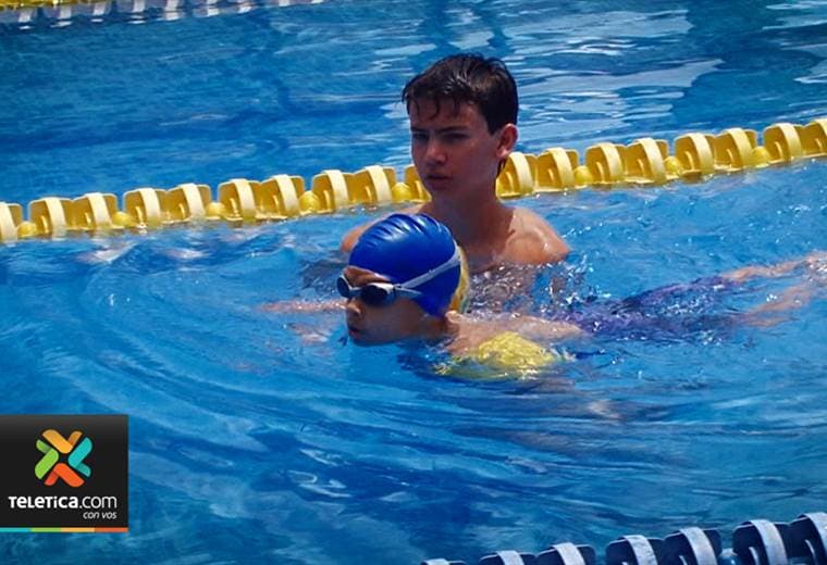 Niño con parálisis cerebral rompe las barreras de toda lógica en la natación