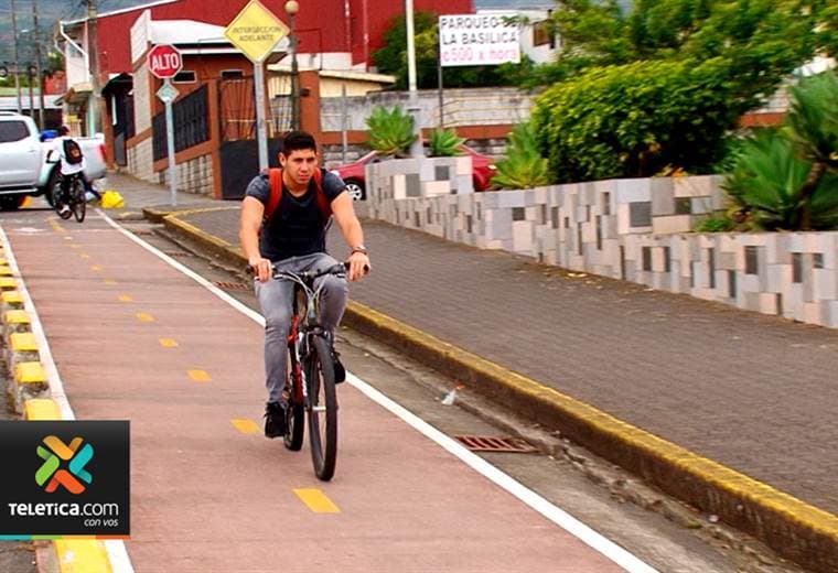 Ciclistas buscan en la Asamblea Legislativa el apoyo para garantizar espacios seguros