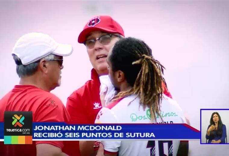 Alajuelense mostró su molestia con Hugo Cruz por ignorar el sangrado de Jonathan McDonald