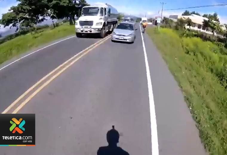 Video muestra imprudencia que casi provoca accidente con un grupo de ciclistas
