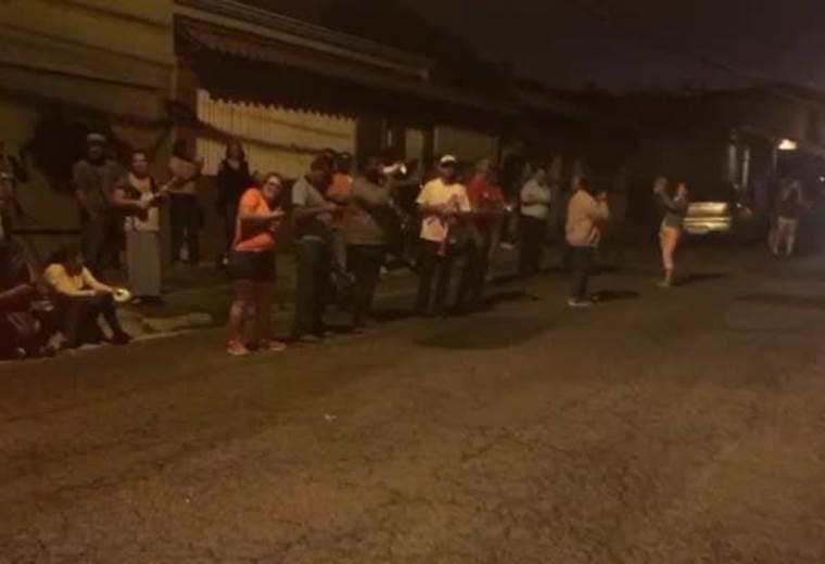 Varias personas se manifiestan frente a la casa de la presidenta de la Asamblea Legislativa