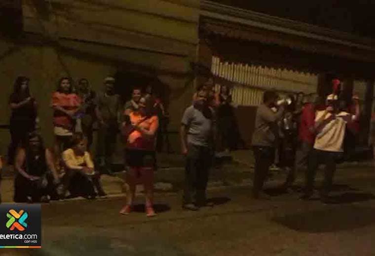 Varias personas se manifiestan frente a la casa de la presidenta de la Asamblea Legislativa