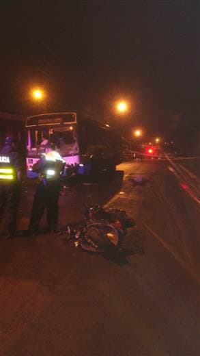 Motociclista muere tras colisionar contra un autobús en Purral de Goicoechea