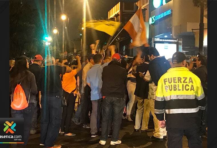 Grupos antimotines custodiaron la salida de los diputados ante presencia de sindicalistas