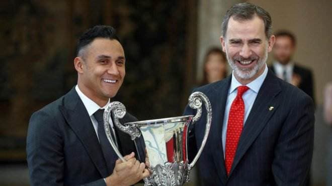 Keylor Navas junto al Rey Felipe VI en la entrega del trofeo al mejor deportista Iberoamericano.