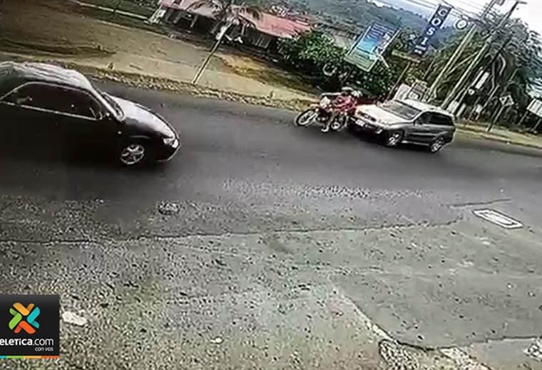 Motociclistas sobreviven tras ser aplastados por vehículo en Quepos