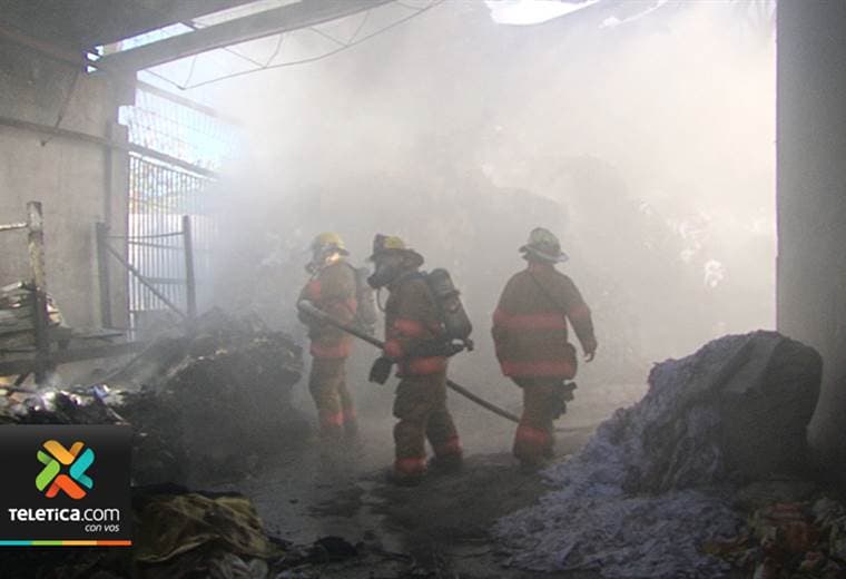 Quema de charral provocó un incendio en una recicladora de Los Guido en Desamparados