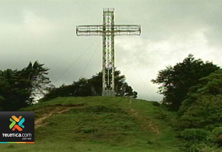 Varios jóvenes en un acto de vandalismo destruyeron las luces que iluminaban la cruz de Alajuelita