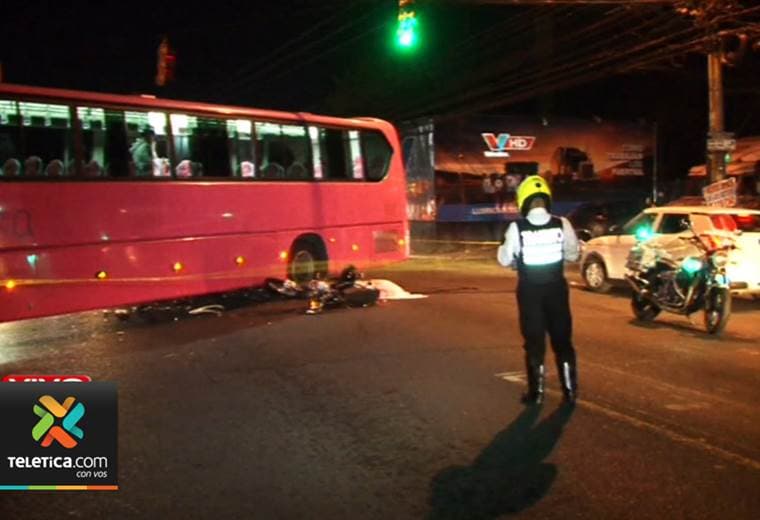 Un motociclista muere tras colisionar contra un autobús en La Uruca