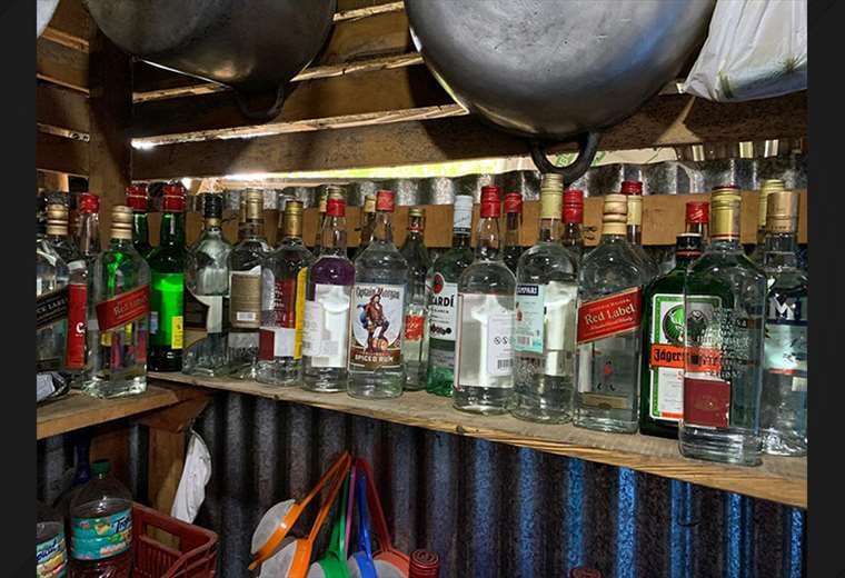 Autoridades detienen a sospechoso de adulterar bebidas alcohólicas