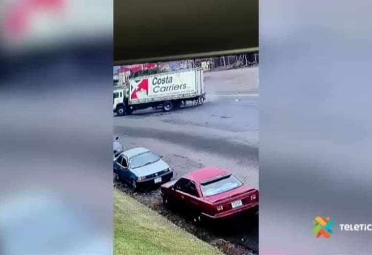 Video: Choque entre camión y carro dejó a conductor herido
