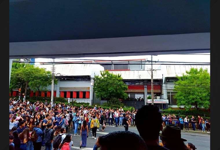 Desalojo de estudiantes