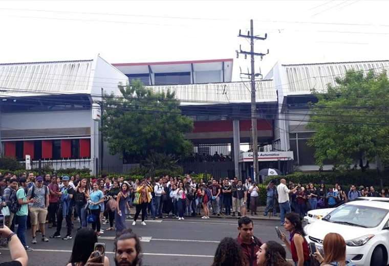 Desalojo de estudiantes