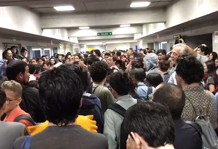 Estudiantes molestos con restricciones al FEES toman edificio de Ciencias Sociales de la UCR