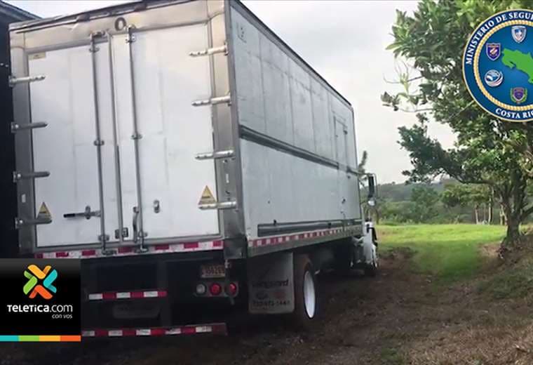 Autoridades detuvieron a hombres sospechosos de retener a víctima y sustraerle camión cargado de pollo