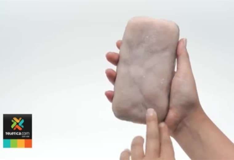 Vea el cobertor de celular que imita la piel humana