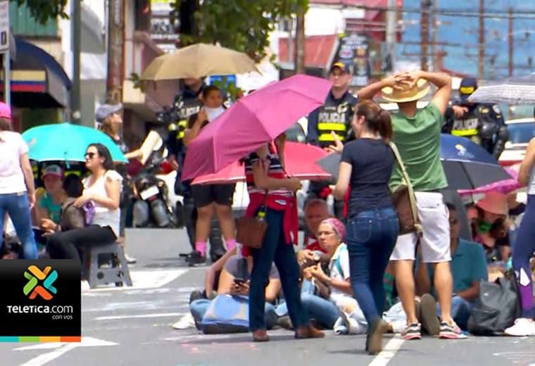 Se mantiene manifestación en las afueras del edificio de rectoría de la UNA