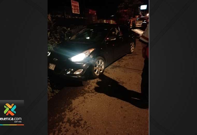 Hombre muere de varios disparos dentro de un vehículo en Alajuelita