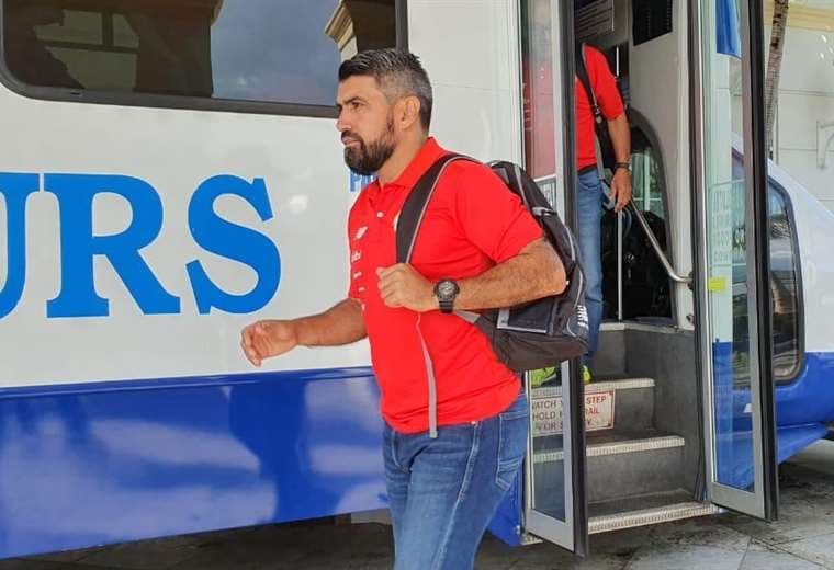 Mauricio Solís en la llegada de la Selección Nacional a Bahamas | CHRISTIAN SANDOVAL