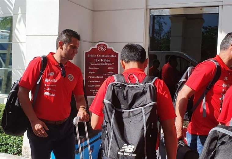 Rónald González en la llegada de la Selección Nacional a Bahamas | CHRISTIAN SANDOVAL
