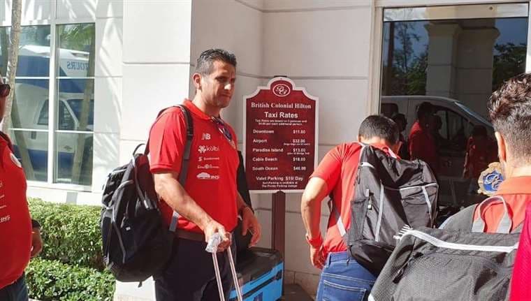 Rónald González en la llegada de la Selección Nacional a Bahamas  | CHRISTIAN SANDOVAL