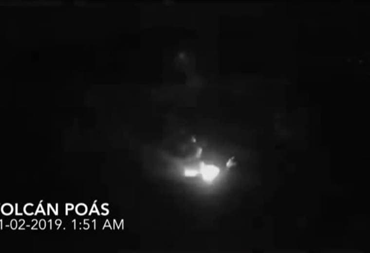 Volcán Poás registra esta mañana de lunes erupciones de materiales incandescentes.