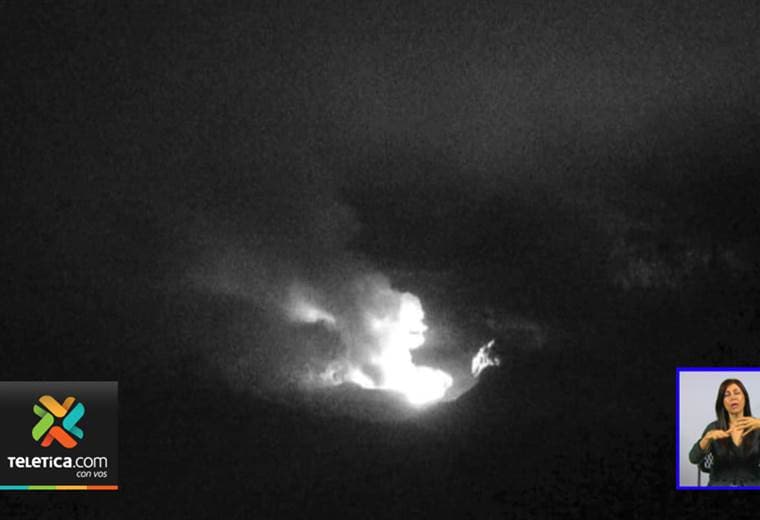 Volcán Poás registra esta mañana de lunes erupciones de materiales incandescentes