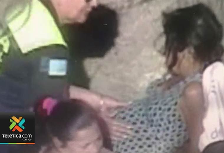 Oficiales municipales auxiliaron a mujer que entró en labor de parto en acera en San José Centro