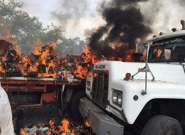 Dos camiones con ayuda son quemados