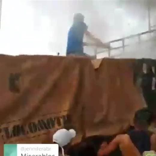 Camión de ayuda humanitaria es quemado en Venezuela