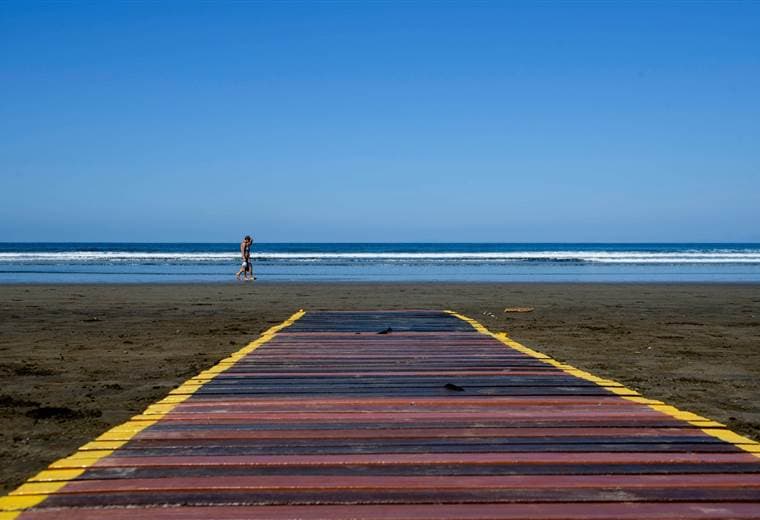 Jacó es la primera playa de Centroamérica en ser accesible para personas en sillas de ruedas. Foto prensa ICT