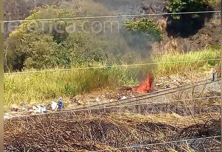 Fotografías captan a supuestos trabajadores de Incofer botando y quemando basura en Tibás