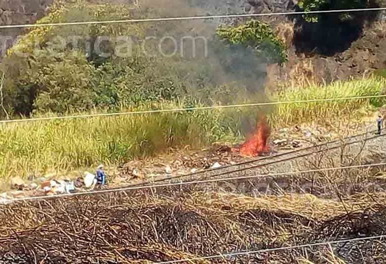 Fotografías captan a supuestos trabajadores de Incofer botando y quemando basura en Tibás