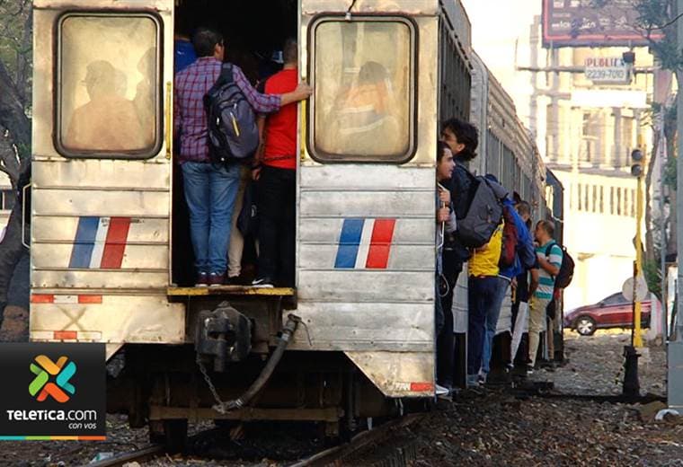 Cientos de pasajeros arriesgan sus vidas todos los días cuando viajan en el tren