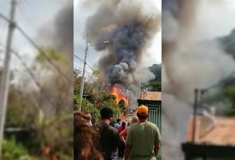 Bomberos luchan contra incendio  en Aserrí. Videos por Royer Alvarado.